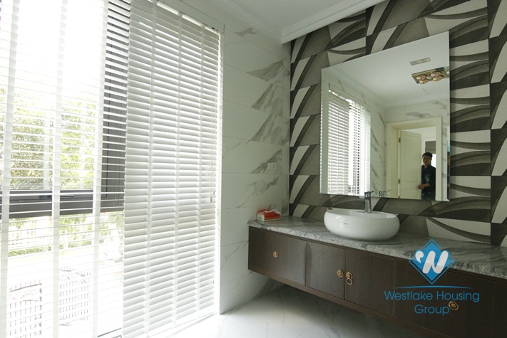 A gorgeous villa in Vinhome Riverside Long Bien for rent